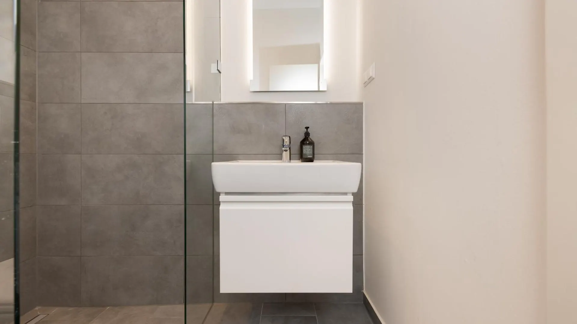 Central Nests - Modernes Apartment Mit Zwei Baedern Берлин