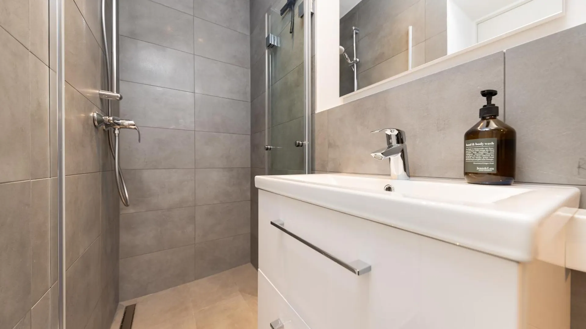 Central Nests - Modernes Apartment Mit Zwei Baedern Берлин 0*,